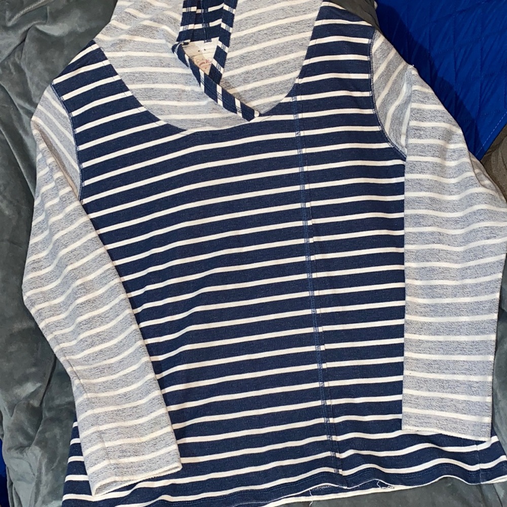 DONATED TI HURRICANE VICTIMSNavy blue and white hoodie unique - Picture 1 of 2